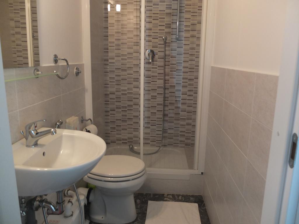 Maxim Rooms Рим Екстериор снимка
