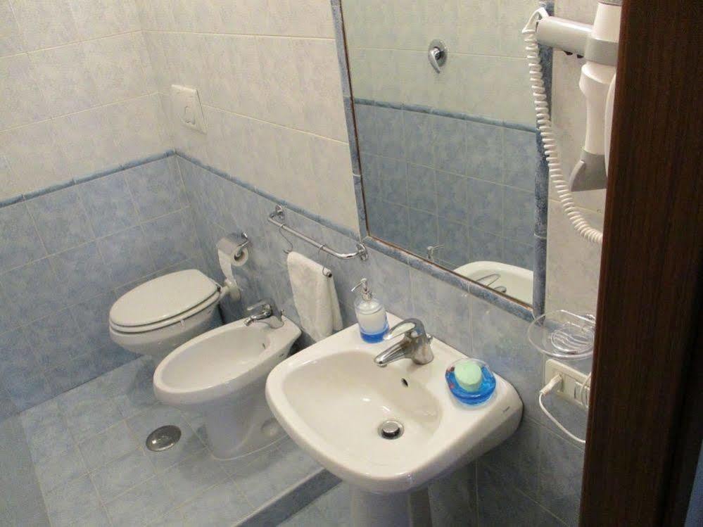 Maxim Rooms Рим Екстериор снимка