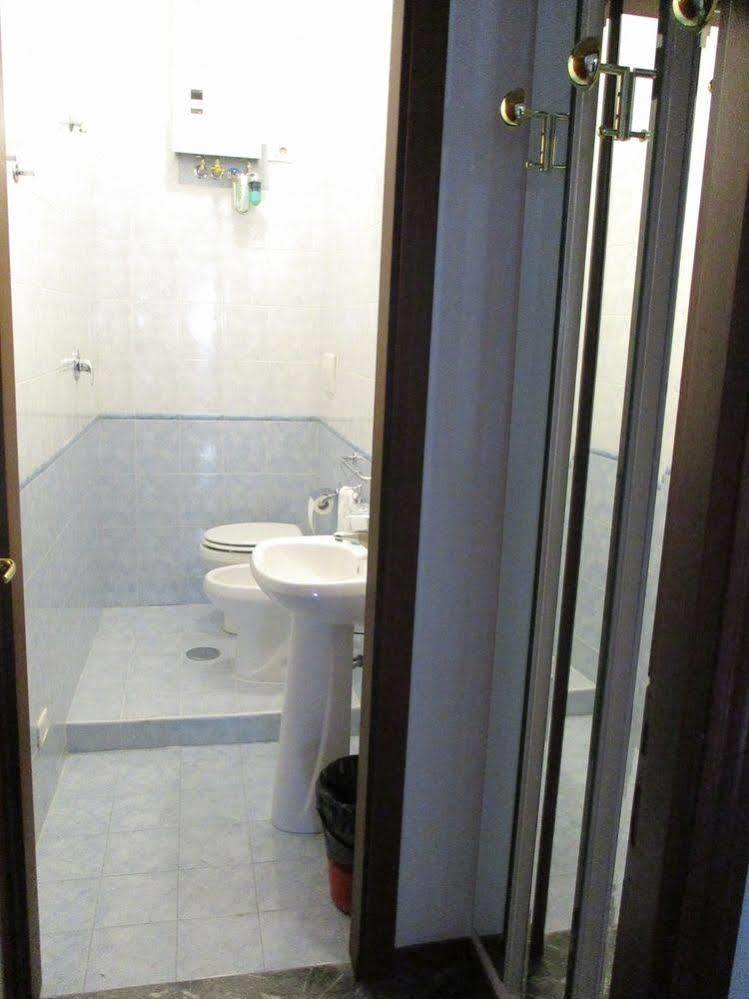 Maxim Rooms Рим Екстериор снимка