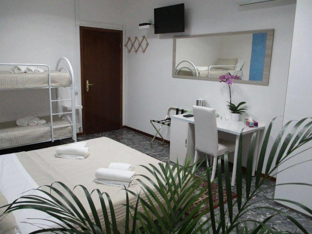 Maxim Rooms Рим Екстериор снимка