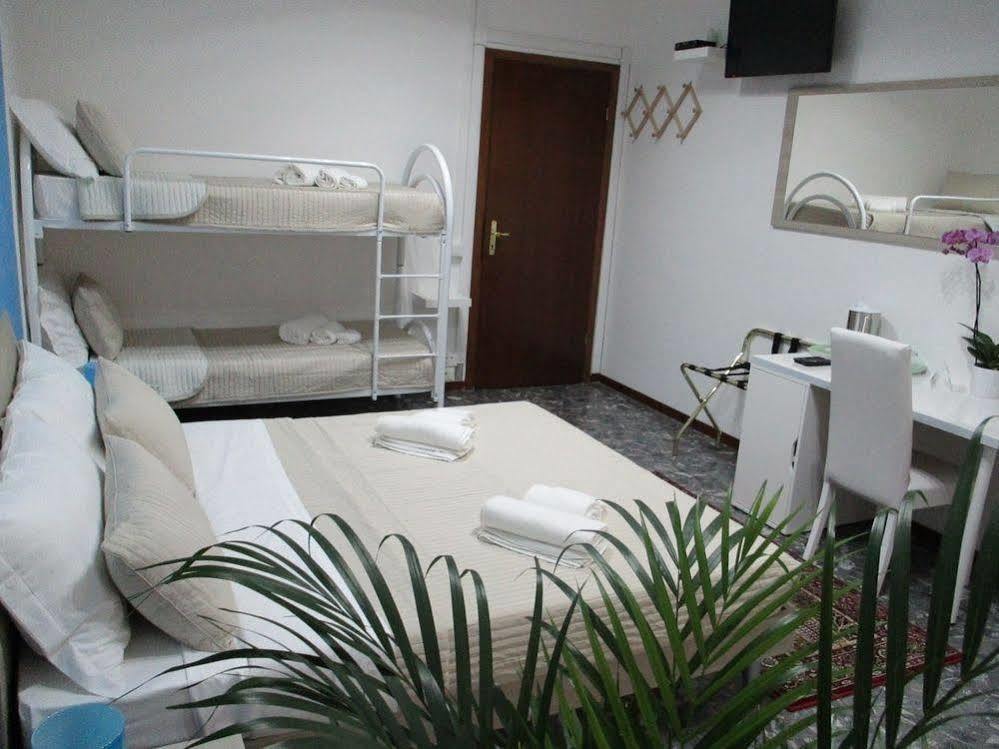 Maxim Rooms Рим Екстериор снимка