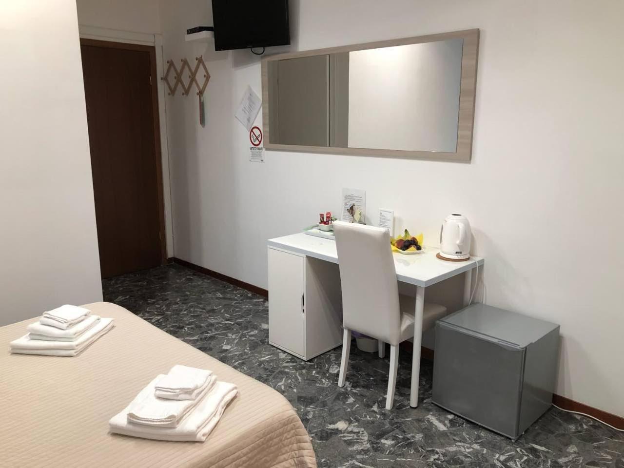 Maxim Rooms Рим Екстериор снимка