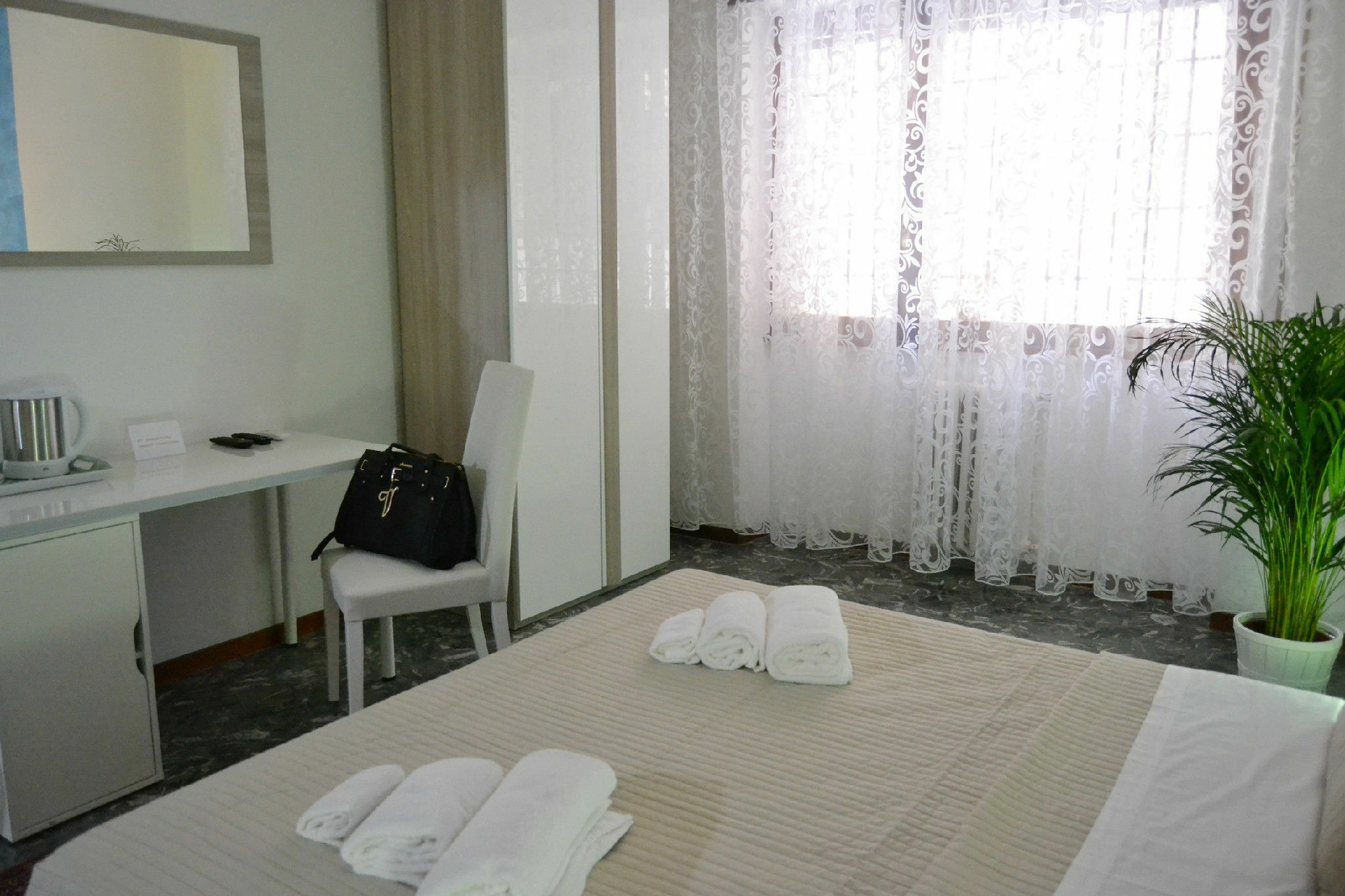 Maxim Rooms Рим Екстериор снимка