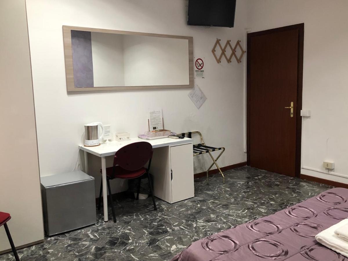 Maxim Rooms Рим Екстериор снимка